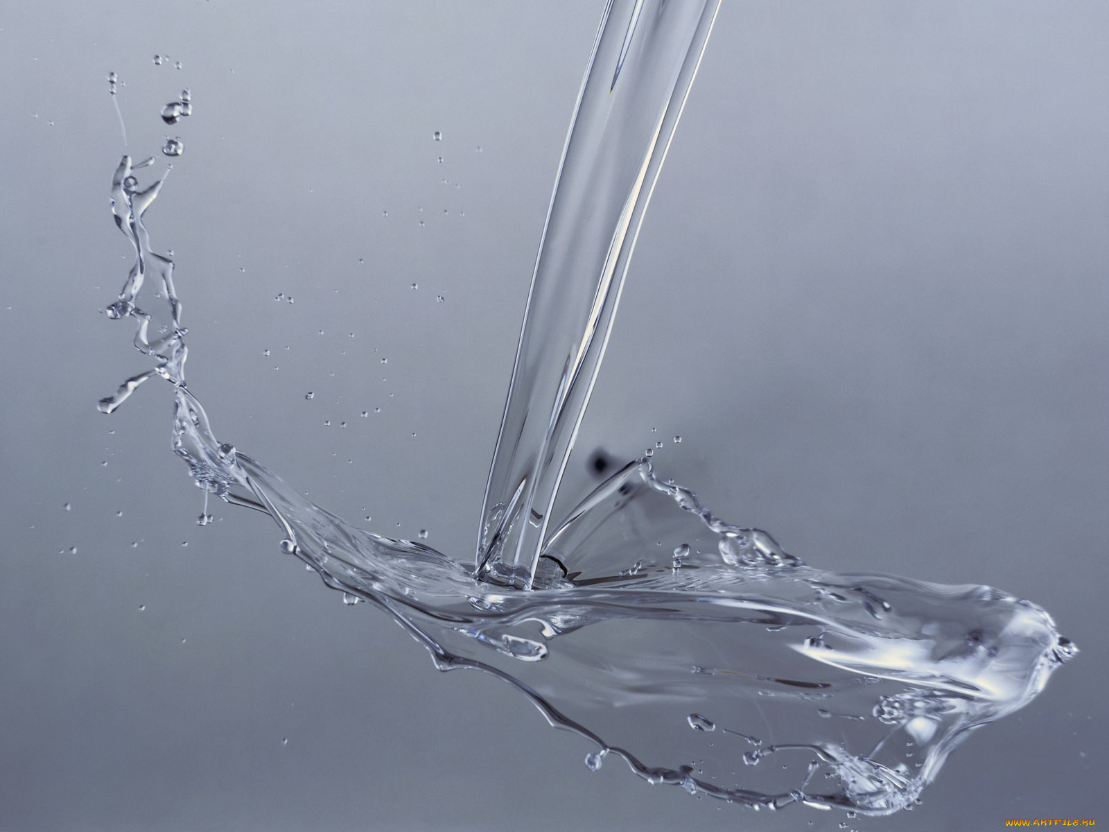 Воду лить стакан. Струя воды. Струйка воды. Вода льется. Прозрачная жидкость.